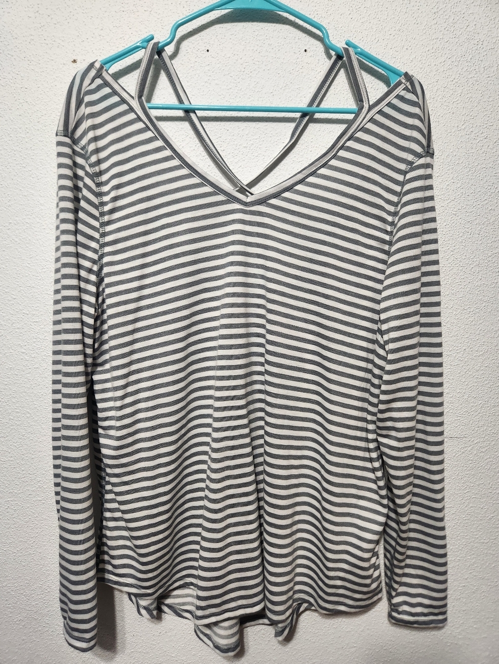 🌺3/$15🌺 Old Navy Gray and White Striped V-Neck Long Sleeve Top